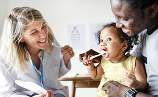 children’s dentist in Ocala showing a child how to brush their teeth